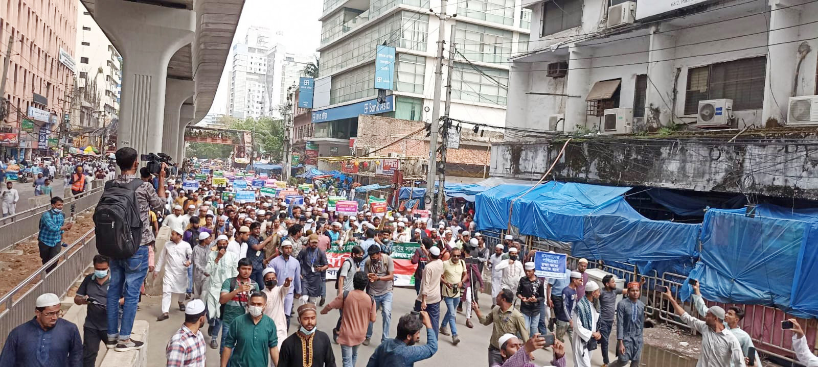 জুমার নামাজের পর পল্টনে পুলিশ-মুসল্লি পাল্টাপাল্টি ধাওয়া