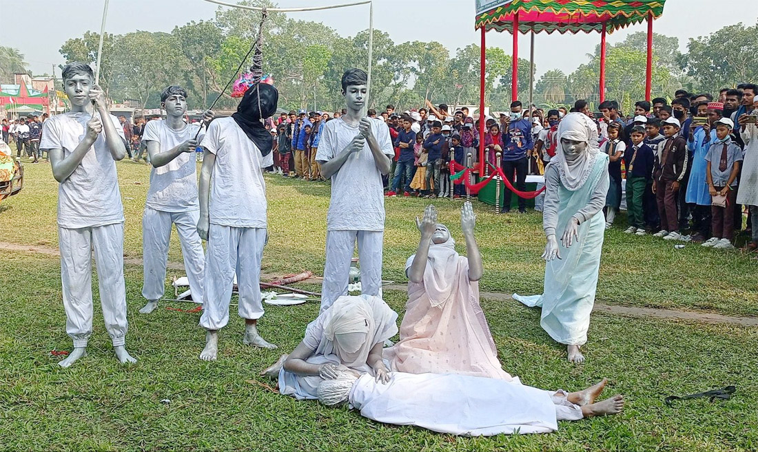 শিক্ষার্থীদের ডিসপ্লে প্রদর্শনের মাধ্যমে বিজয় দিবস উদ্‌যাপন। বাগাতিপাড়া, নাটোর, ১৬ ডিসেম্বর, ২০২১। ছবি: মো. আব্দুল আওয়াল 
