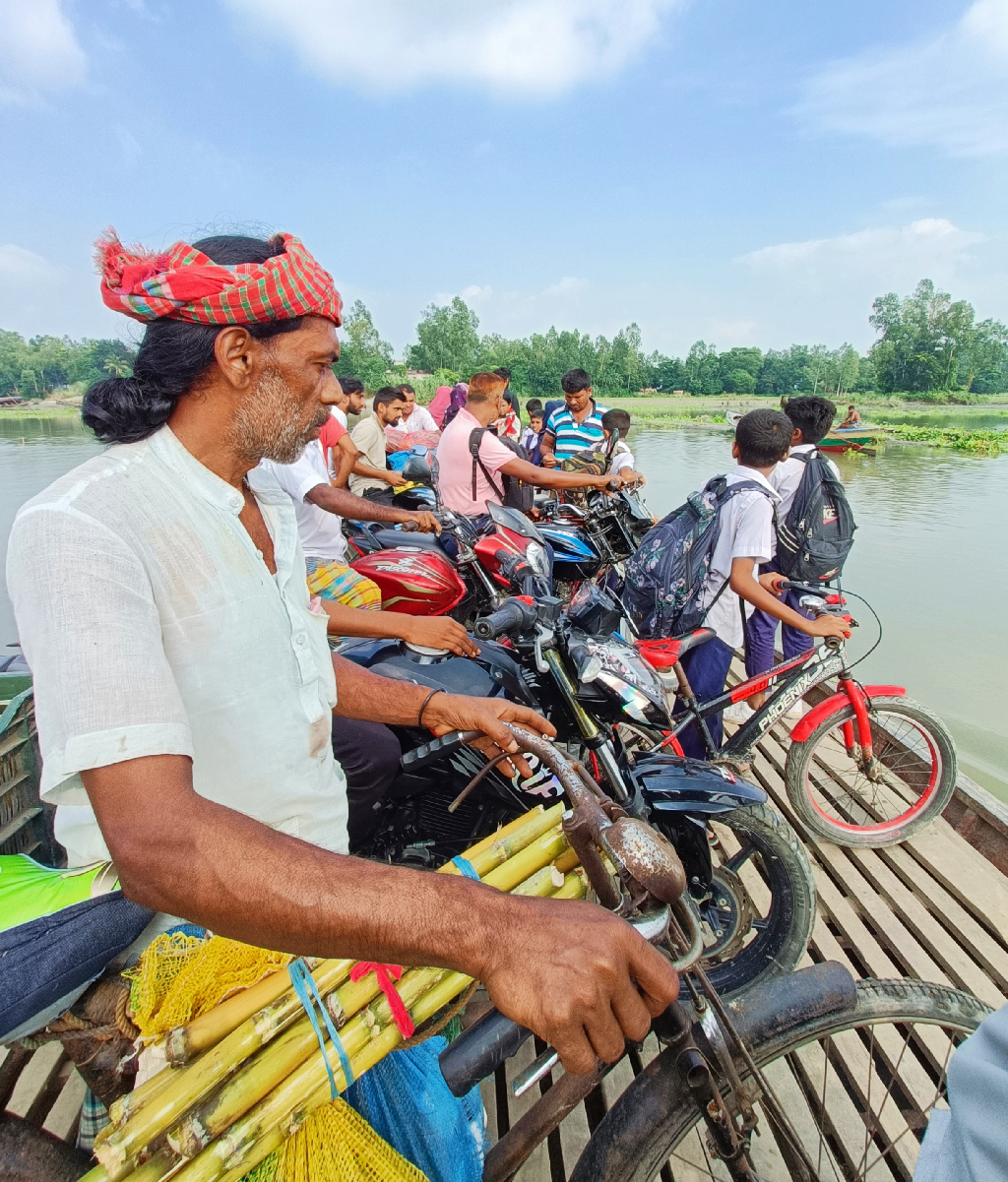 ঘিওর উপজেলা সদরের সঙ্গে সিংজুরী ইউনিয়নের বেশ কয়েকটি গ্রামের বাসিন্দাদের যোগাযোগে ভরসা কালীগঙ্গা নদীর খেয়া নৌকা। শিক্ষার্থী, ব্যবসায়ীসহ বিভিন্ন পেশার মানুষকে খেয়া নৌকায় নদী পেরোতে দেখা যাচ্ছে। ঘিওরের সিংজুরী খেয়া ঘাট, মানিকগঞ্জ, ২০ সেপ্টেম্বর, ২০২৩। ছবি: আব্দুর রাজ্জাক