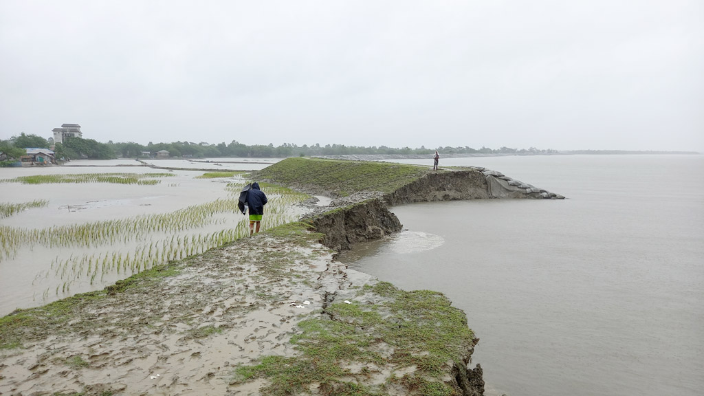 কয়রায় বেড়িবাঁধে ধস বেড়েছে পানির উচ্চতা