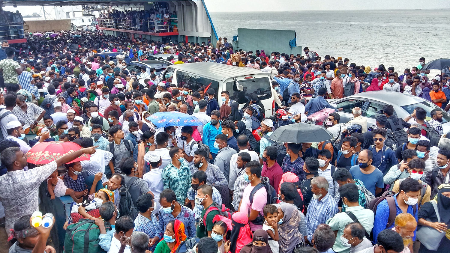 শিমুলিয়া ঘাটে যাত্রীদের উপচে পড়া ভিড়