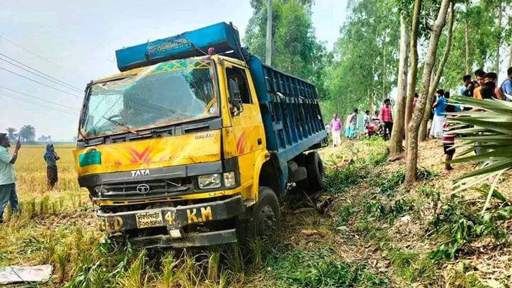 পার্বতীপুরে ট্রাকের চাপায় প্রাণ গেল দুই যাত্রীর 