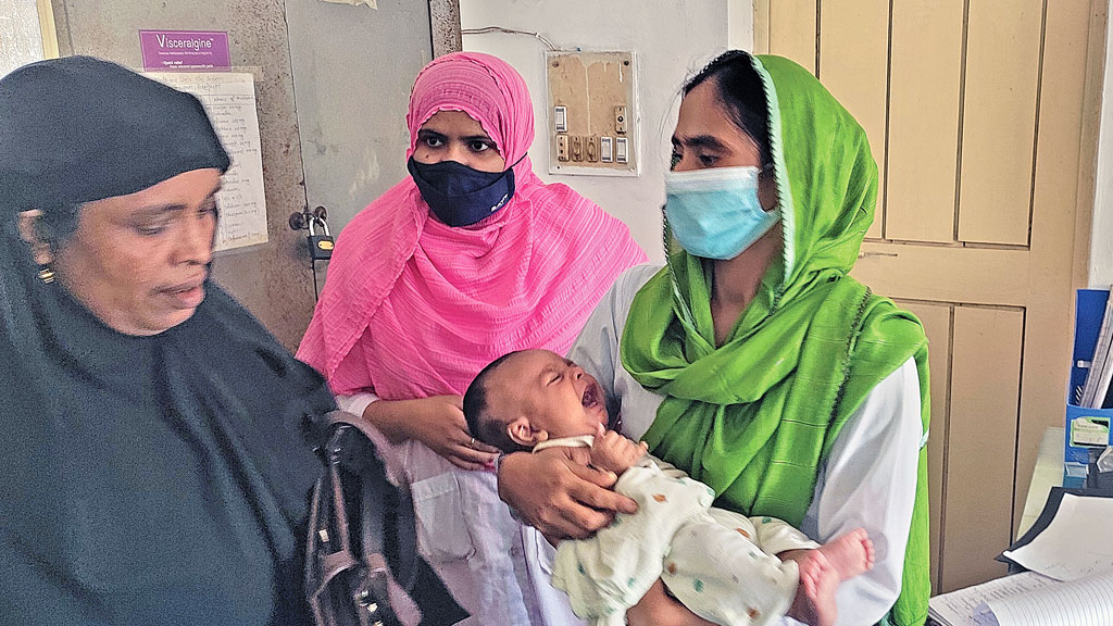 ফেলে যাওয়া শিশুর মা দাবি এক নারীর