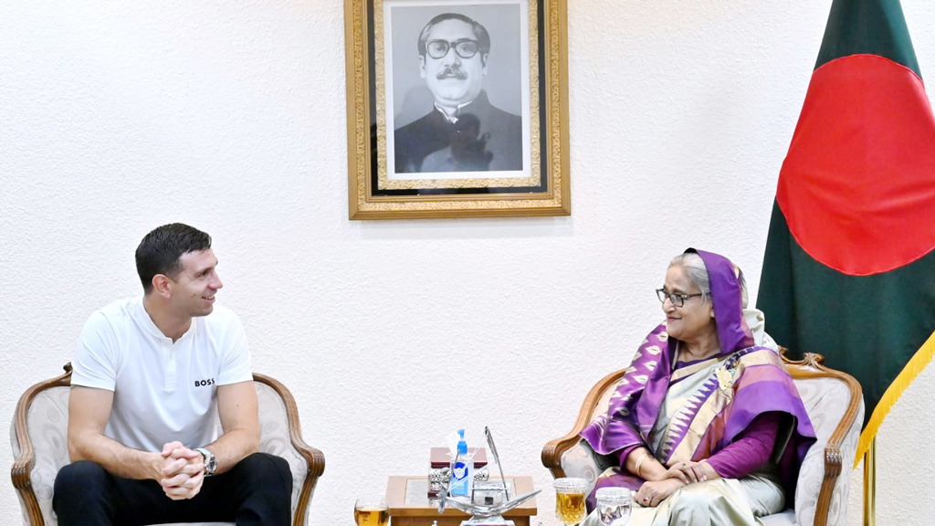 প্রধানমন্ত্রীর কার্যালয়ে শেখ হাসিনার সঙ্গে সৌজন্য সাক্ষাৎ করেন এমিলিয়ানো মার্তিনেজ। ছবি: প্রধানমন্ত্রীর কার্যালয়ের সৌজন্যে