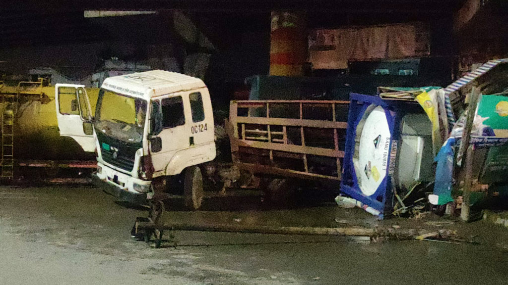 চট্টগ্রামে তেলবাহী ওয়াগনের সঙ্গে লরির সংঘর্ষ, নিহত ১ 