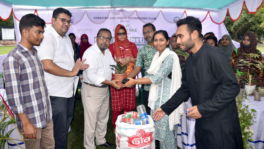 প্লাস্টিক বোতলের বিনিময়ে গাছের চারা বিতরণ