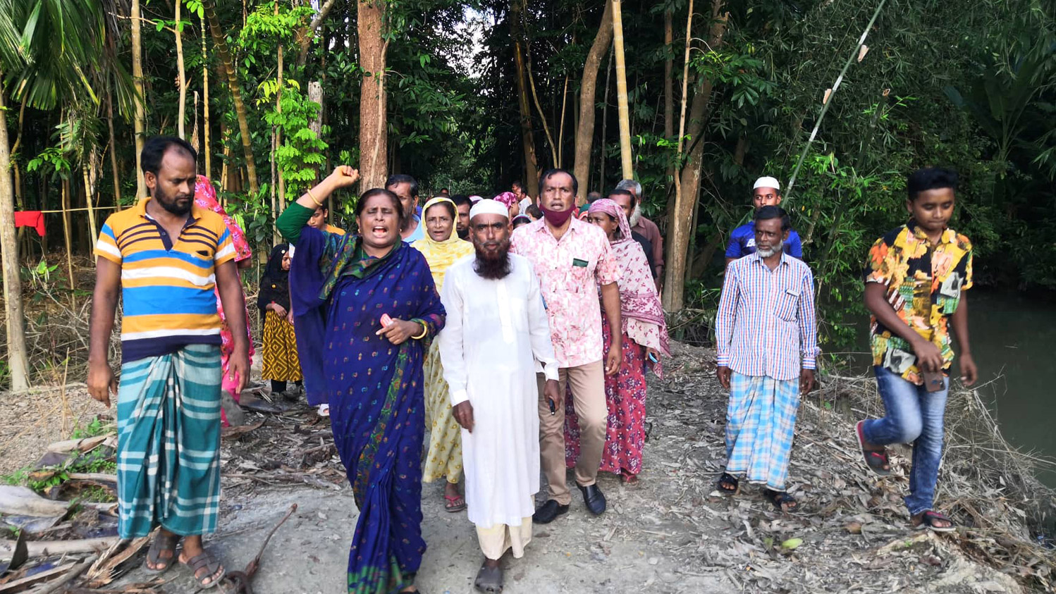 কাঁটাতারের বেড়া দিয়ে ৫০ পরিবারকে ‘অবরুদ্ধ’