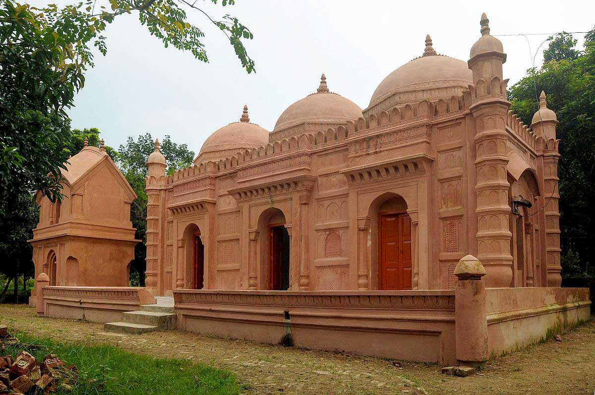 বন্যার্তদের পাশে দাঁড়ানো ইবাদত