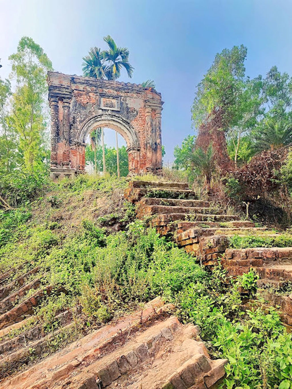 2-নাম অন্নপূর্ণা ঘাট হলেও স্থানীয়দের কাছে বাবুর বাড়ির ঘাটলা নামে পরিচিত। জানা যায়, শতবর্ষ আগে সমর সেন নামের ধনাঢ্য এক ব্যক্তি পুকুর খনন করে শান বাঁধানো ঘাটলাটি নির্মাণ করেন। পরিবারটি দেশ ভাগের আগে ভারতে পাড়ি জমায়। বহু বছর রক্ষণাবেক্ষণ না হওয়ায় ধ্বংস হয়ে যাচ্ছে প্রাচীন এই স্থাপনাটি। ঘিওর উপজেলার নালী গ্রাম, মানিকগঞ্জ, ২২ আগস্ট। ছবি: আব্দুর রাজ্জাক।