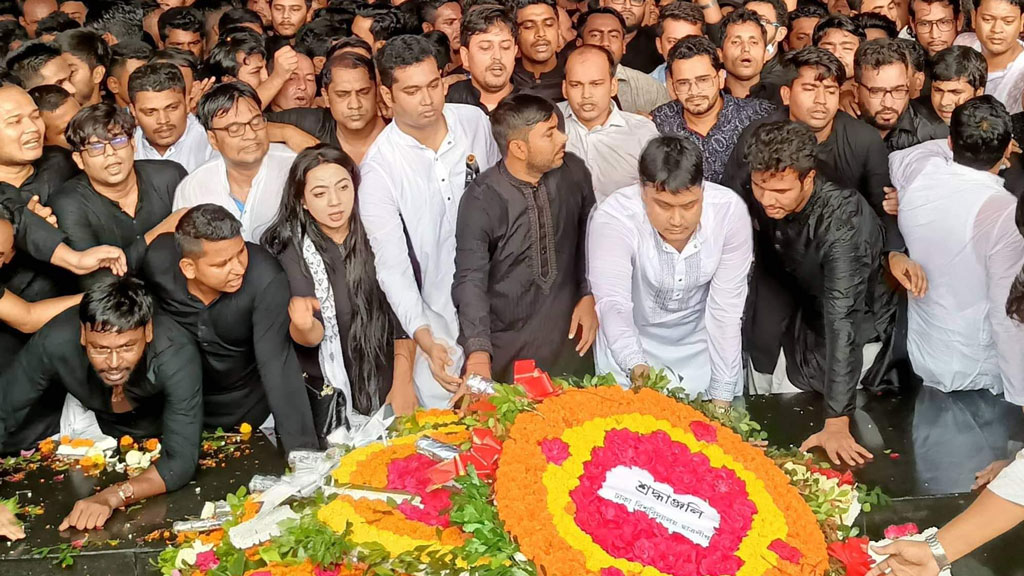 বঙ্গবন্ধুর প্রতিকৃতিতে ফুল দিয়ে ছাত্রলীগের শ্রদ্ধা নিবেদন