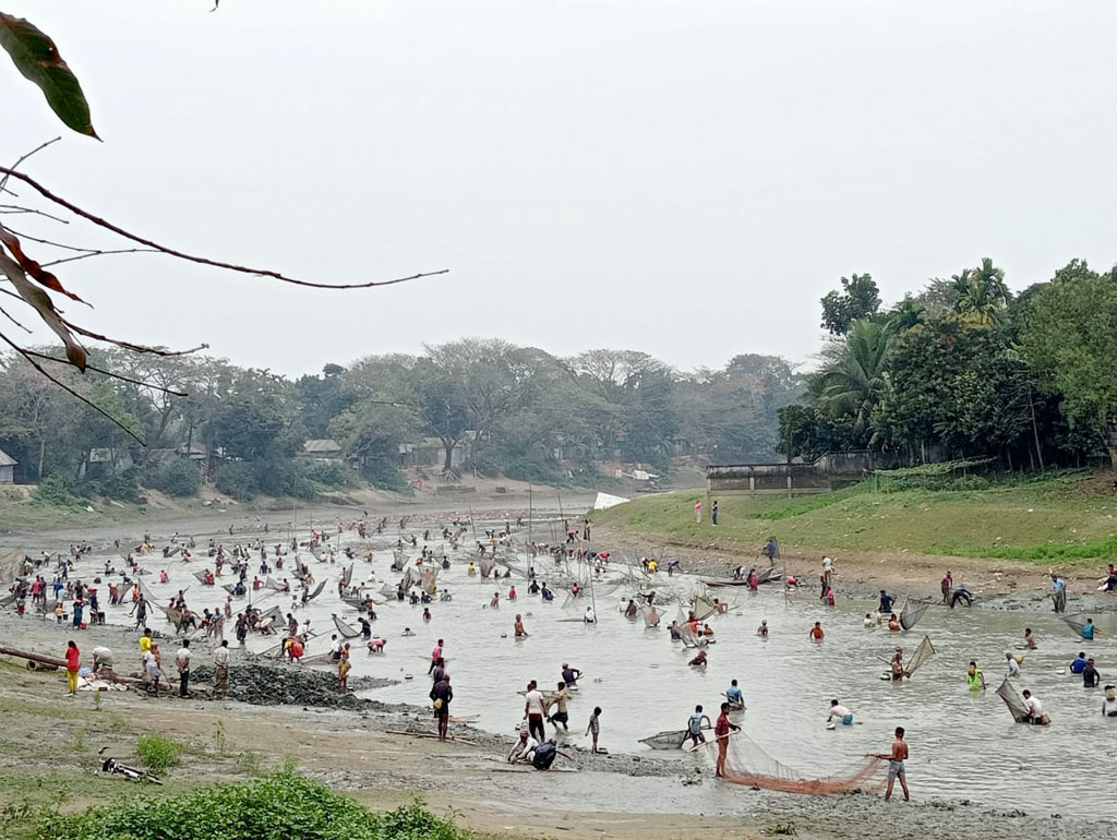 ফাল্গুনে মগড়া নদীতে পানি কম থাকায় মাছ ধরার উৎসব চলছে। গতকাল সোমবার বিকেলের দৃশ্য। সেতুর বাজার এলাকা, আটপাড়া, নেত্রকোনা, ৫ মার্চ ২০২৪ ৷ ছবি: ফয়সাল চৌধুরী