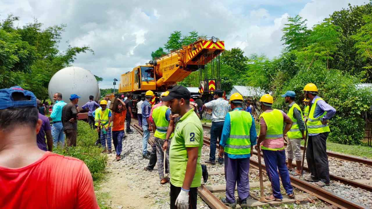 ১১ ঘণ্টা পর খুলনার সঙ্গে সারা দেশের ট্রেন চলাচল শুরু