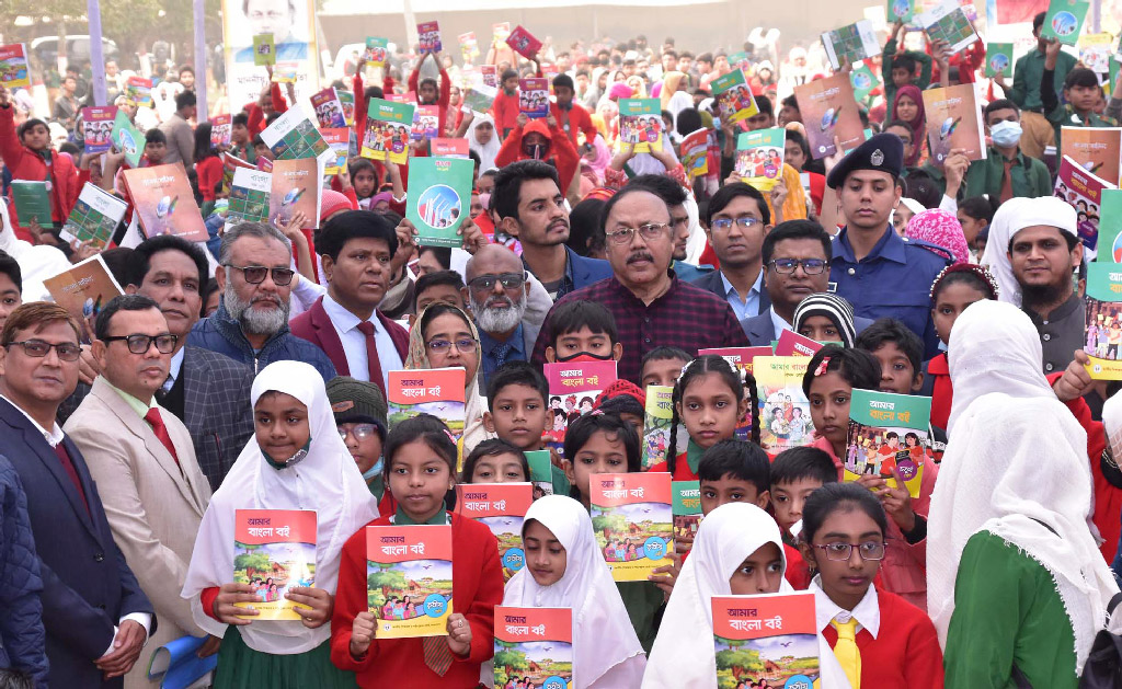 রাজশাহীতে উৎসবমুখর পরিবেশে পাঠ্যপুস্তক উৎসব দিবসে শিক্ষার্থীদের মাঝে বিনা মূল্যে নতুন বই বিতরণের উদ্বোধন করেন আওয়ামী লীগের সভাপতিমণ্ডলীর সদস্য ও রাজশাহী সিটি করপোরেশনের মেয়র এ. এইচ. এম খায়রুজ্জামান লিটন। ছবি: মিলন শেখ