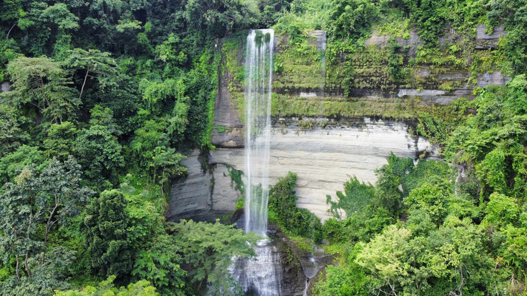 বর্ষা এবং শরতের বৃষ্টিতে পাহাড়ি ঝরনাগুলো ফিরে পেয়েছে তাদের চিরচেনা রূপ। বরকল উপজেলার সুবলং ঝরনা, রাঙামাটি, ১২ সেপ্টেম্বর। ছবি: হিমেল চাকমা।