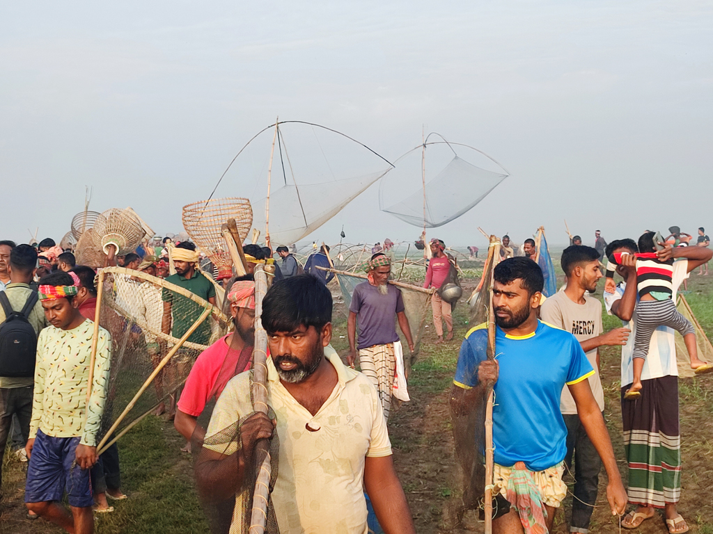 আবার কেউ কেউ বহুদূর থেকে এসে মন মতো মাছ শিকার করতে না পারায় অবশ্যই সুমন খারাপ করে বাড়ি ফিরছি