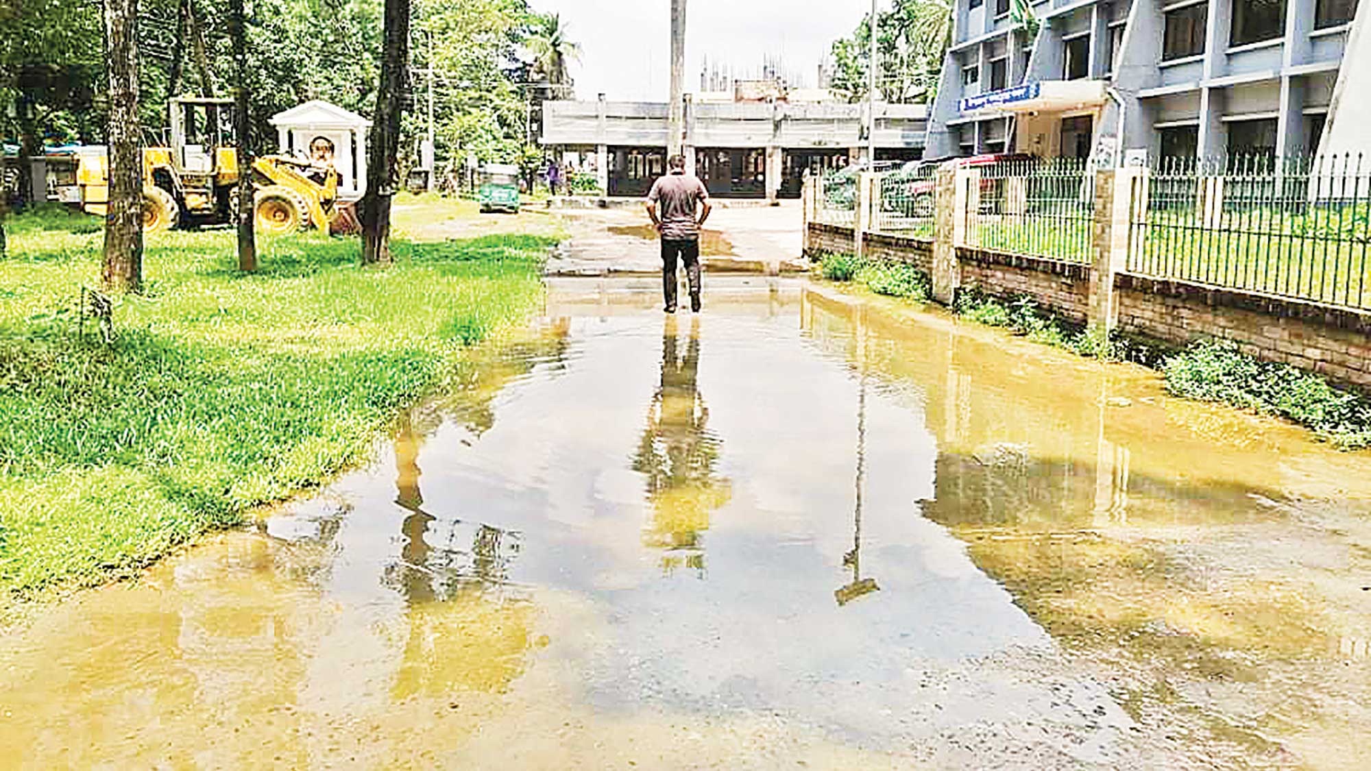 ইউএনও কার্যালয়ের সামনে জলাবদ্ধতা