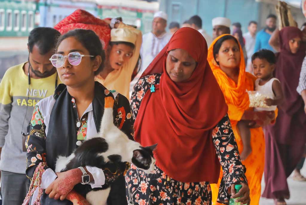 ঈদুল ফিতর ও পয়লা বৈশাখের টানা পাঁচ দিনের ছুটি শেষ হয়েছে আজ রোববার। আগামীকাল সোমবার থেকে খুলছে অফিস-আদালত। ছুটি শেষে ঢাকায় ফিরছেন মানুষ। আজ রোববার কমলাপুর রেলস্টেশনে লোকজনকে ঢাকায় ফিরতে দেখা যায়। ছবি: আজকের পত্রিকা