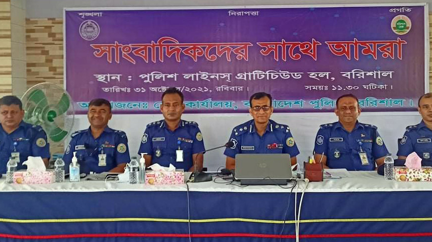 সাংবাদিকদের সম্মান জানালেন ডিআইজি