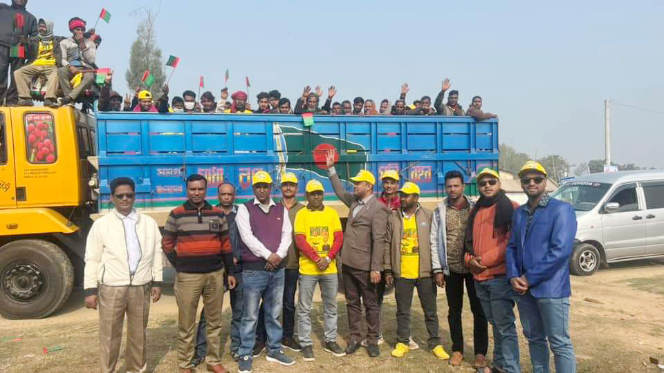 নওগাঁ থেকে শেখ হাসিনার জনসভায় যোগ দিতে বাস-ট্রাকে নেতা-কর্মীরা