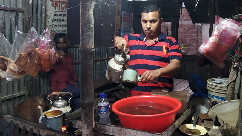 রং চায়ে জীবিকা শাহিনের