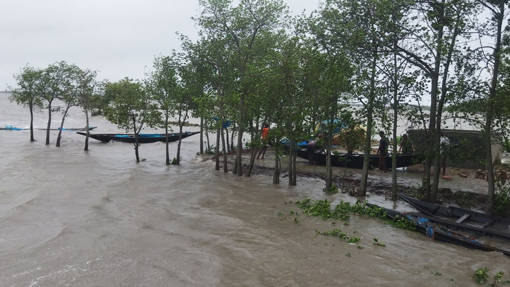 ঘূর্ণিঝড় রিমালের প্রভাবে উপকূলীয় এলাকায় বেড়েছে নদ-নদীর পানি। বটিয়াঘাটার একটি নদী, খুলনা, ২৭ মে ২০২৪। ছবি: হিরামন মণ্ডল