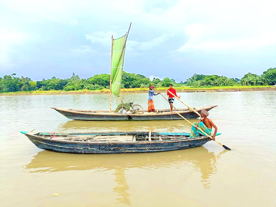 নদীর ধার ধরে হাঁটতে হাঁটতে হঠাৎই থমকে দাঁড়াবেন। শরতের আকাশ, নদী আর তার বুকে ভাসতে থাকা নৌকা মিলিয়ে অসাধারণ এক দৃশ্যের জন্ম দিয়েছে। ঘিওর উপজেলার সিংজুরী এলাকার কালীগঙ্গা নদী, মানিকগঞ্জ, ২৪ আগস্ট। ছবি: আব্দুর রাজ্জাক