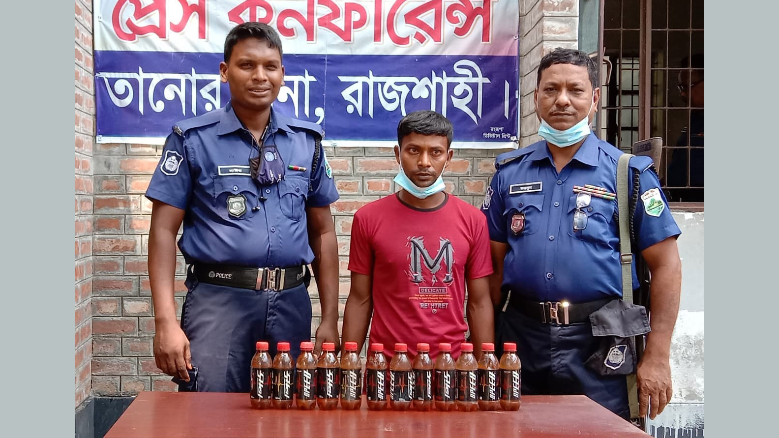 স্পিডের বোতলে চোলাই মদ বিক্রি করতেন তিনি