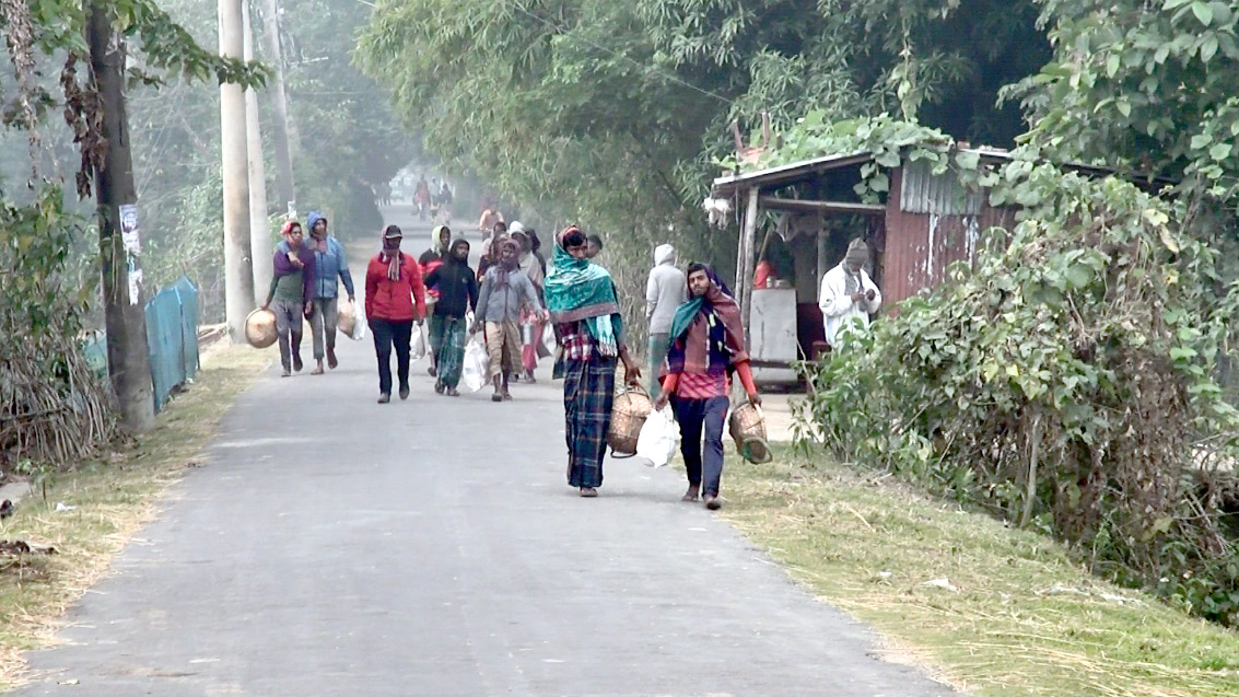 তীব্র শীতে অসহায় খেটে খাওয়া মানুষ