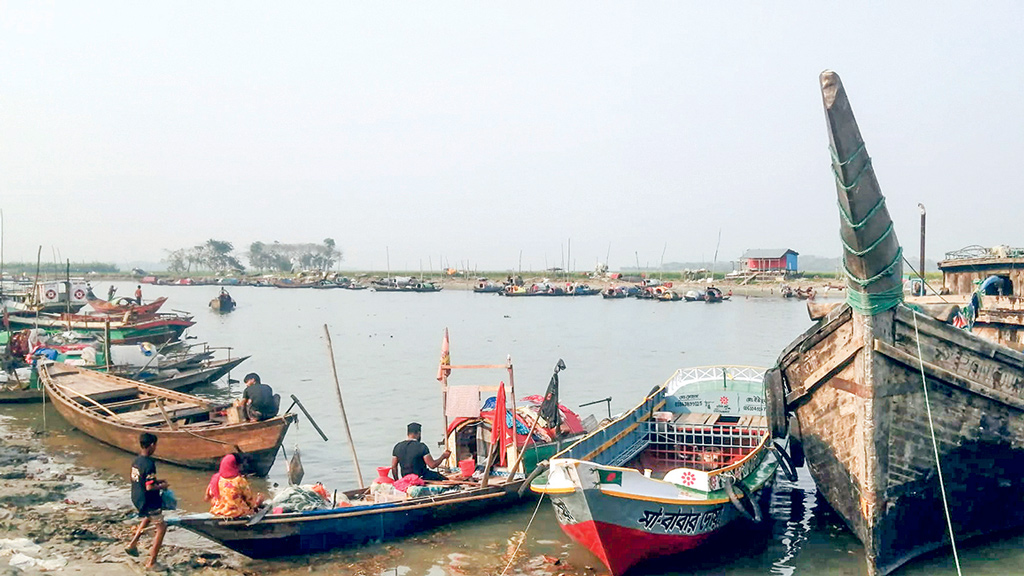 ইলিশ ধরায় নিষেধাজ্ঞা: বরিশাল বিভাগে চালবঞ্চিত ১ লাখ ৯৬ হাজার জেলে