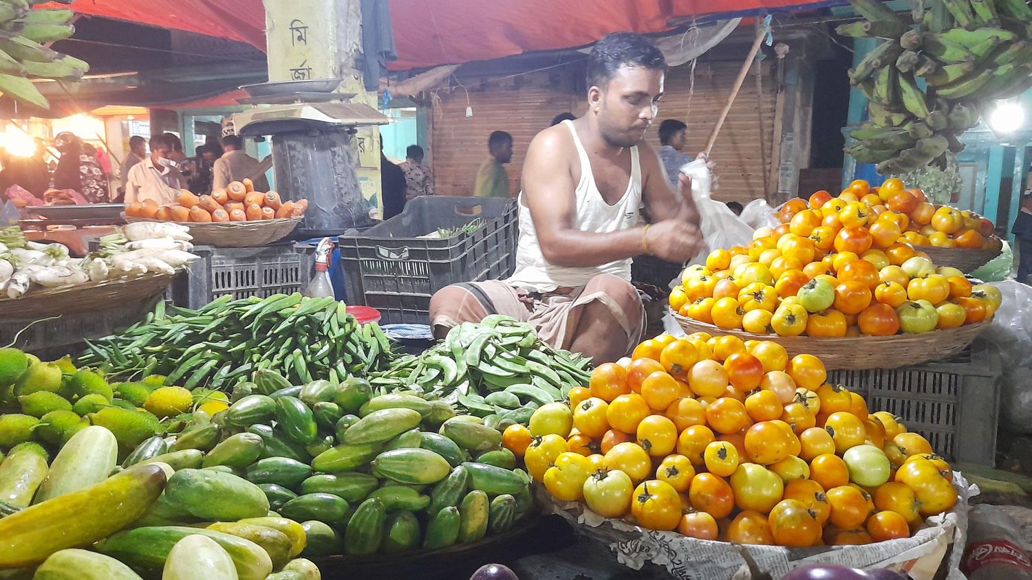 ক্রয় ক্ষমতার বাইরে সবজি বাজার