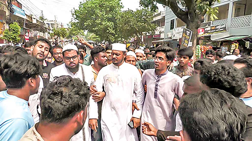 দঙ্গলবাজির ব্যাক ফায়ার না ফ্রেন্ডলি ফায়ার