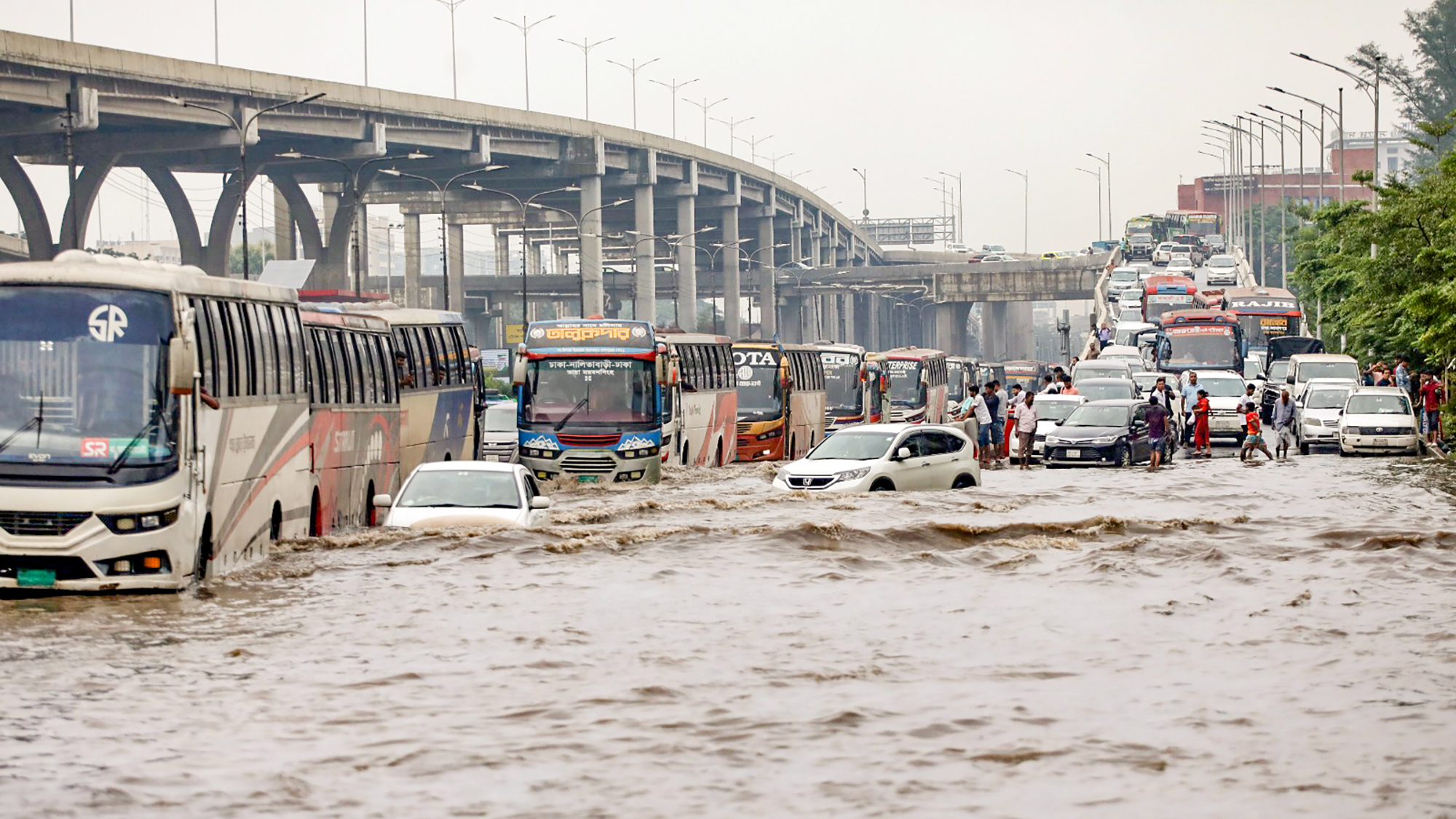 জলাবদ্ধ নগরে জবাবদিহির খরা