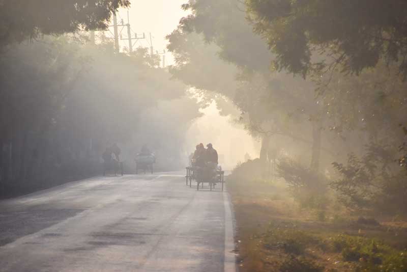 কুয়াশা ঢাকা সকালে নানা যানবাহনে চেপে সাধারণ মানুষ ছুটছে নিজেদের গন্তব্যে। নগরীর পবা উপজেলার পারিলা ইউনিয়নের আশরাফের মোড় বাইপাস এলাকা থেকে তোলা, রাজশাহী, ১৮ ডিসেম্বর ২০২৪। ছবি: মিলন শেখ