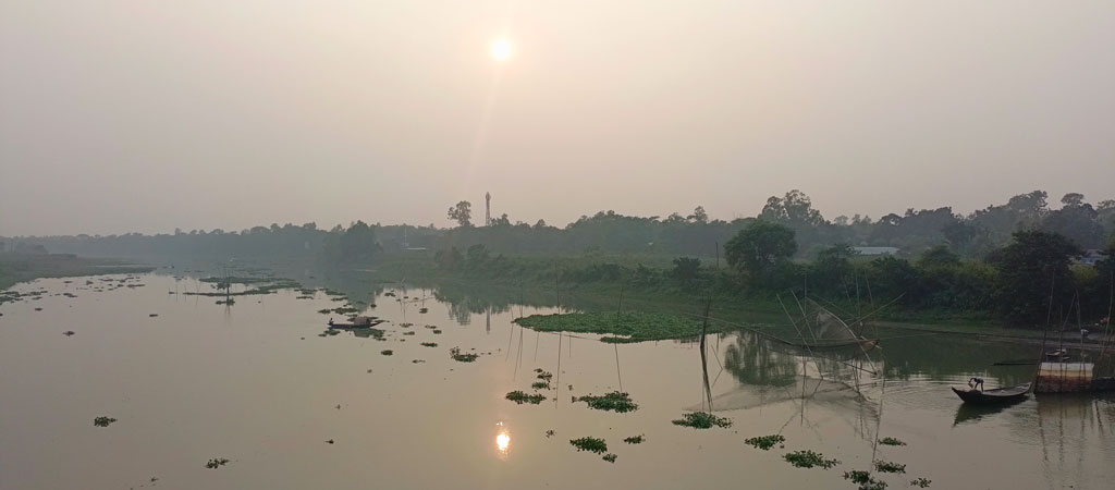 কুয়াশা মাখা সকাল জানান দিচ্ছে শীতের। এদিকে কুয়াশা ভেদ করে উঁকি দিচ্ছে সূর্য। রায়পুরার আড়িয়াল খাঁ নদের মরজাল এলাকা, নরসিংদী, ১৮ নভেম্বর ২০২৪। ছবি: হারুনূর রশিদ