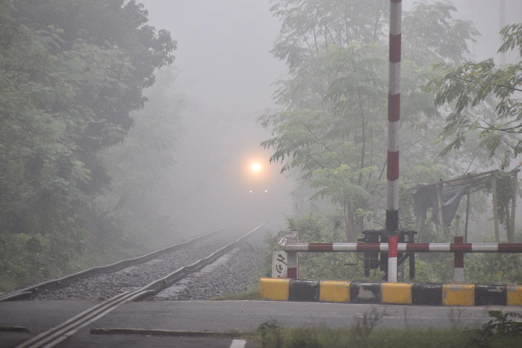 ভোর থেকে ঘন কুয়াশায় ঢেকে গেছে চারপাশ। এর মধ্যে হেডলাইট জ্বালিয়ে চলছে ট্রেন। ঘন কুয়াশায় শুধু হেডলাইটই দেখা যাচ্ছে ট্রেনের। রাজশাহী বিশ্ববিদ্যালয়ের ফ্লাইওভার এলাকা থেকে তোলা, রাজশাহী, ২ নভেম্বর ২০২৪। ছবি: মিলন শেখ