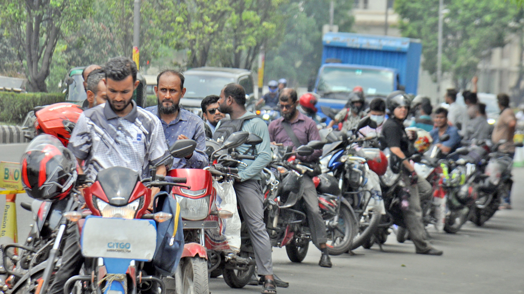 উপচে পড়ছে সব ডিপো, তবু তেল নিয়ে হাহাকার