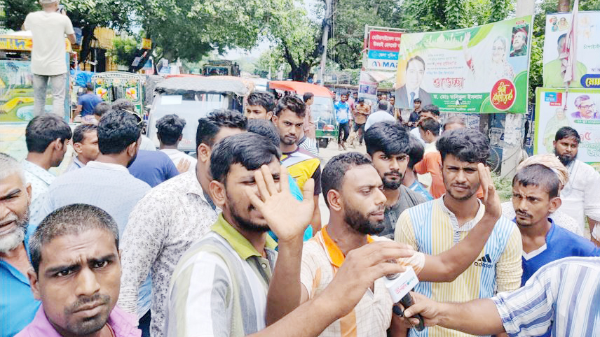 মহানন্দা সেতুতে অতিরিক্ত টোল আদায়ের প্রতিবাদে অটোরিকশাচালকদের অবরোধ