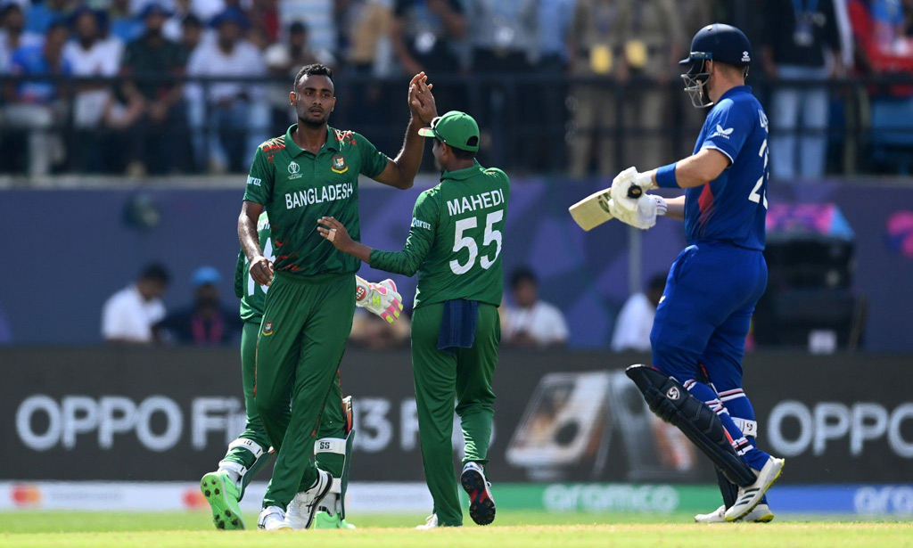 ইংল্যান্ডের কাছে বড় ব্যবধানে হারার ম্যাচে নিজেদের প্রতিভার ছাপ রেখেছেন শরীফুল–শেখ মেহেদী। দুজনে প্রতিপক্ষের ৭ উইকেট নিয়েছেন। প্রথমবারে মতো সুযোগ পাওয়া মেহেদী ৪ ও বাকি ৩টি শরীফুল। ছবি: এএফপি