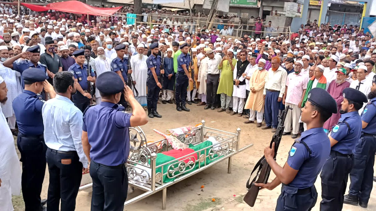 দুর্ঘটনায় নিহত ইউপি চেয়ারম্যানকে রাষ্ট্রীয় মর্যাদায় দাফন