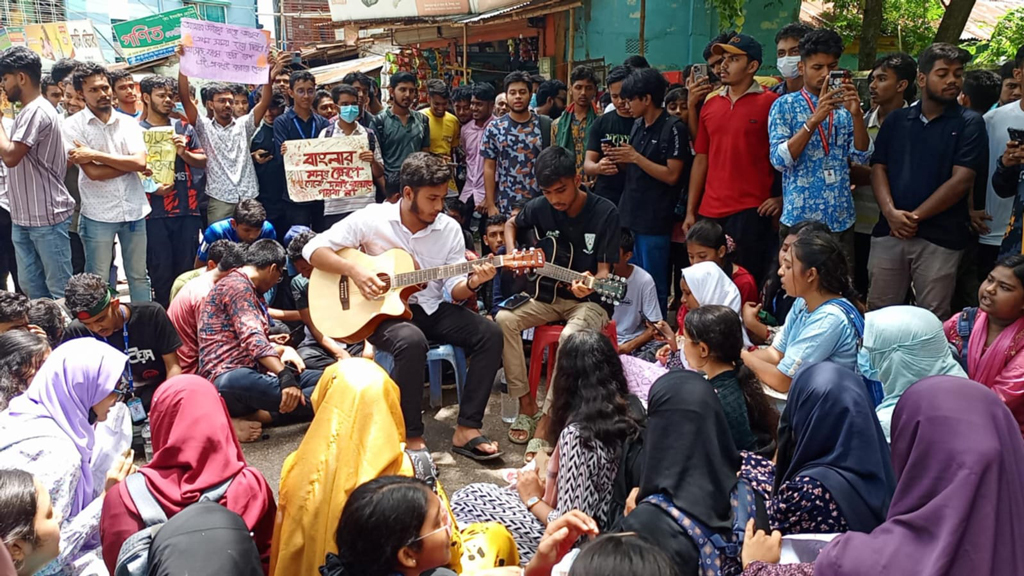 ‘রিমেম্বার দ্য হিরোস’: বগুড়ায় নিহতদের স্মরণ করল শিক্ষার্থীরা 