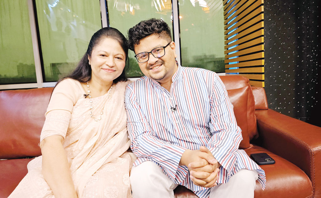 মা গুলতেকিনের সঙ্গে প্রথমবার টিভিতে নুহাশ হুমায়ূন