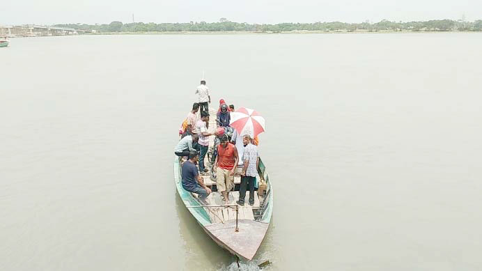 সব স্বাভাবিক হলেও খেয়া ঘাটে টোল করোনাকালের