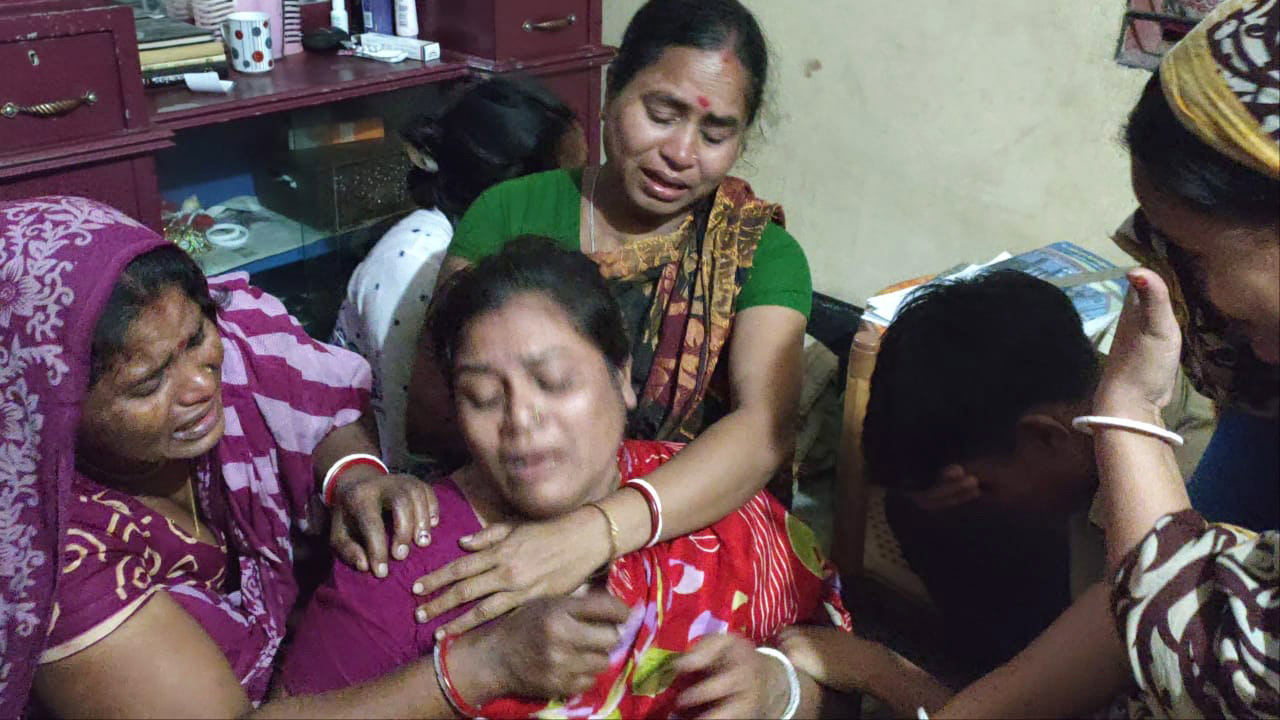 মাকে দ্রুত বাড়ি ফেরার কথা বলে ভার্সিটিতে গিয়ে লাশবাহী অ্যাম্বুলেন্সে ফিরল অজয়