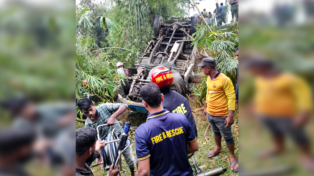 ঢাকা-সিলেট মহাসড়কে বাস ও কাভার্ড ভ‍্যানের সংঘর্ষে আহত ১৫