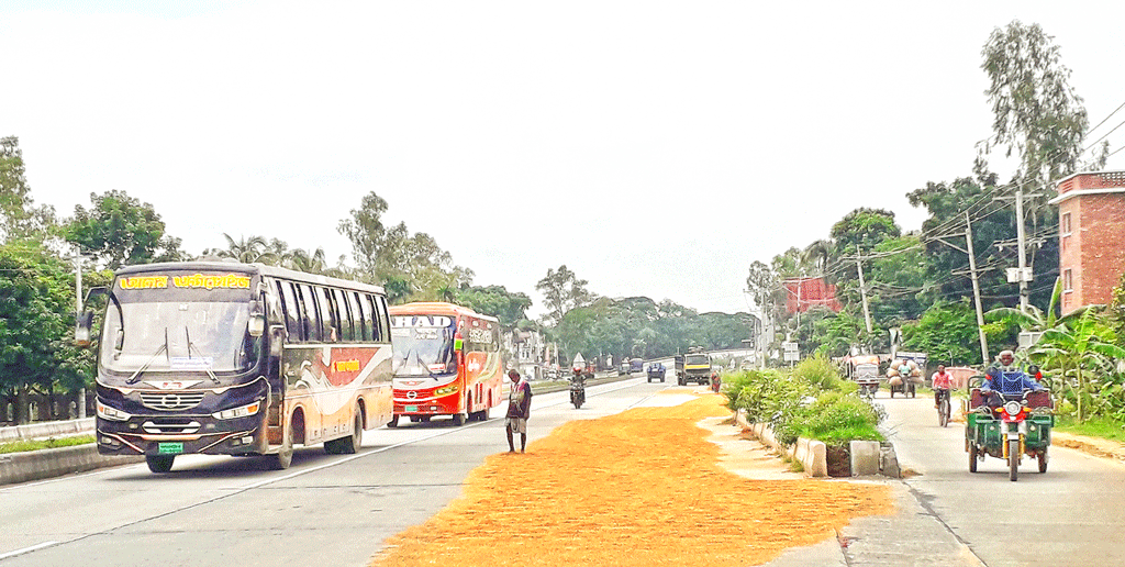 মহাসড়কে ধান-খড় দুর্ঘটনার ঝুঁকি