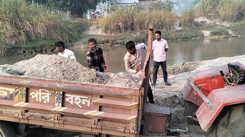 নদী থেকে অবৈধভাবে বালু উত্তোলন করায় জরিমানা