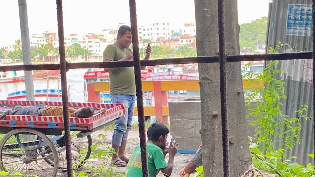 নদীর তীরে মাদকের আসর