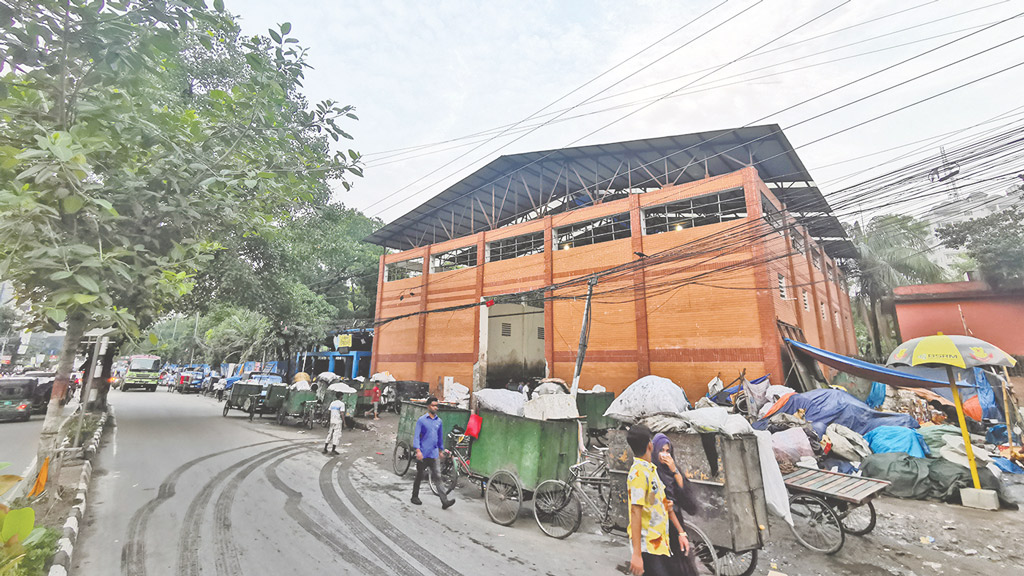 পার্কের পাশেই ময়লার ভাগাড়