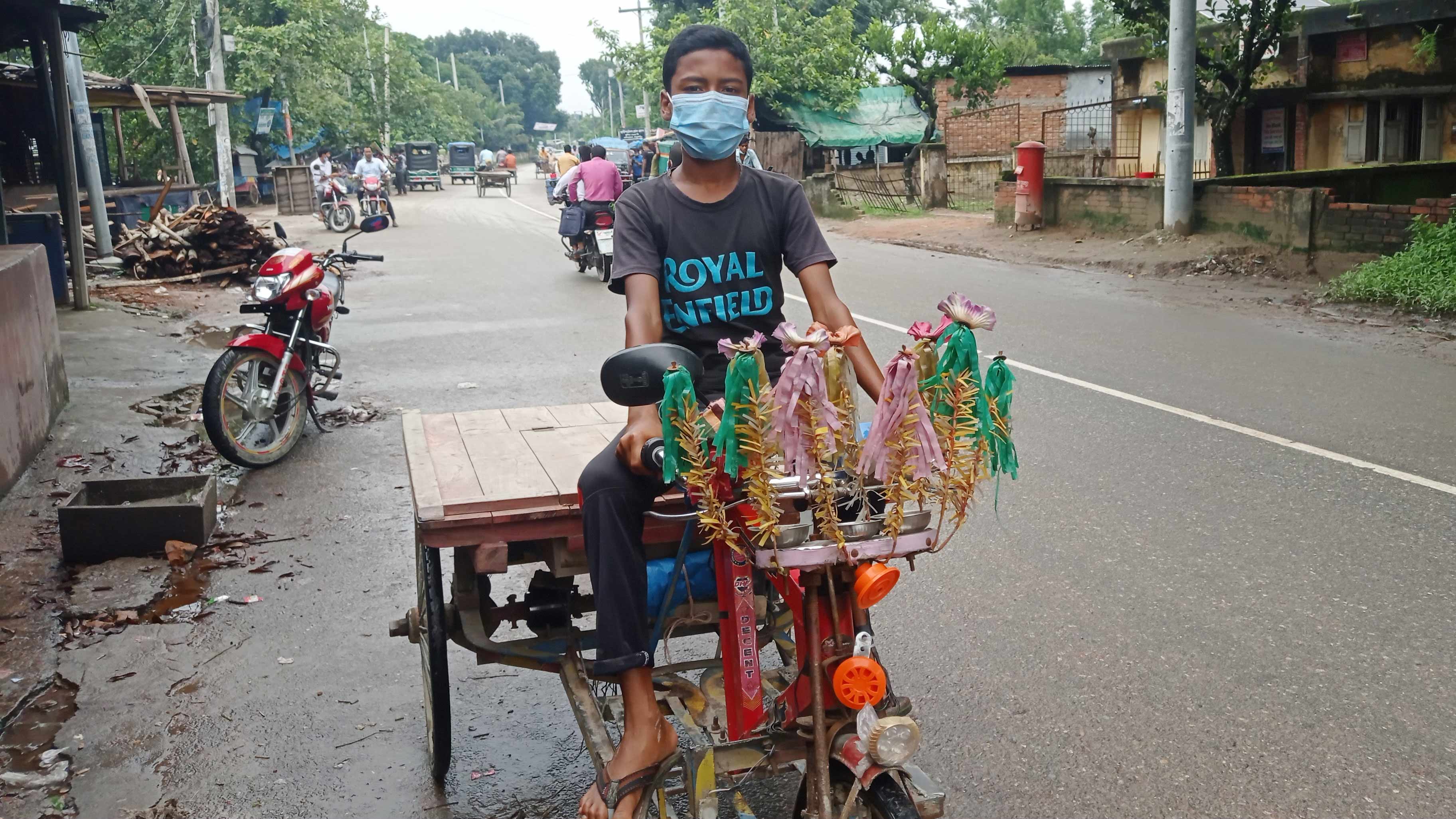 বাবার জ্বর, ১৩ বছরের শিশুর ঘাড়ে সংসারের জোয়াল