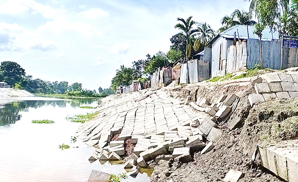 ৫ কোটি টাকার বাঁধ: মাস না পেরোতেই ধস